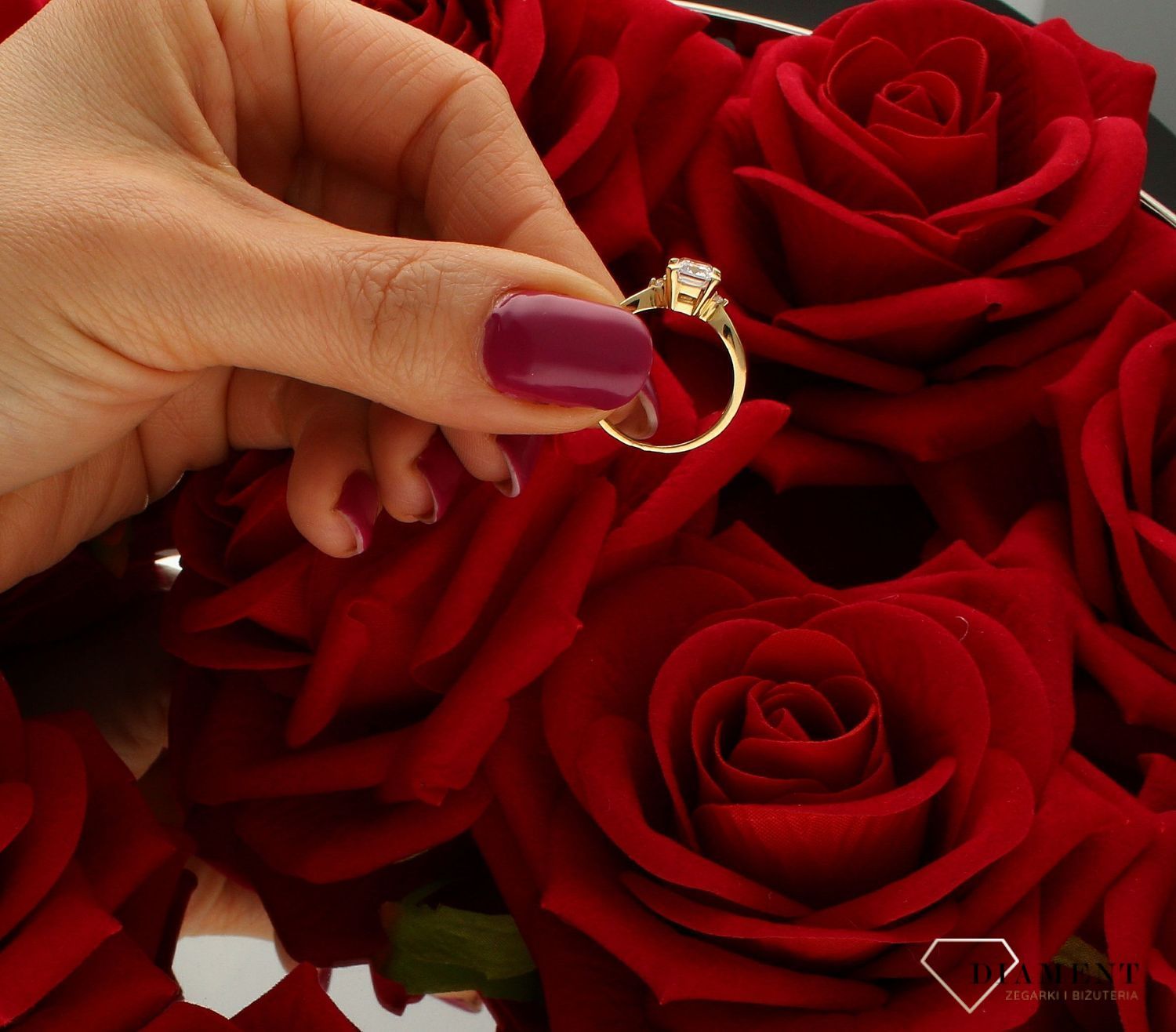 Złoty pierścionek 585 z dużą prostokątną cyrkonią PI 244 585. Złoty pierścionek prosty ozdobiony dużą prostokątną cyrkonią. Piękny pierścionek wykonany z wysokiej jakości złota próby 585. Złoty pierścionek idealny na prezent (4).jpg